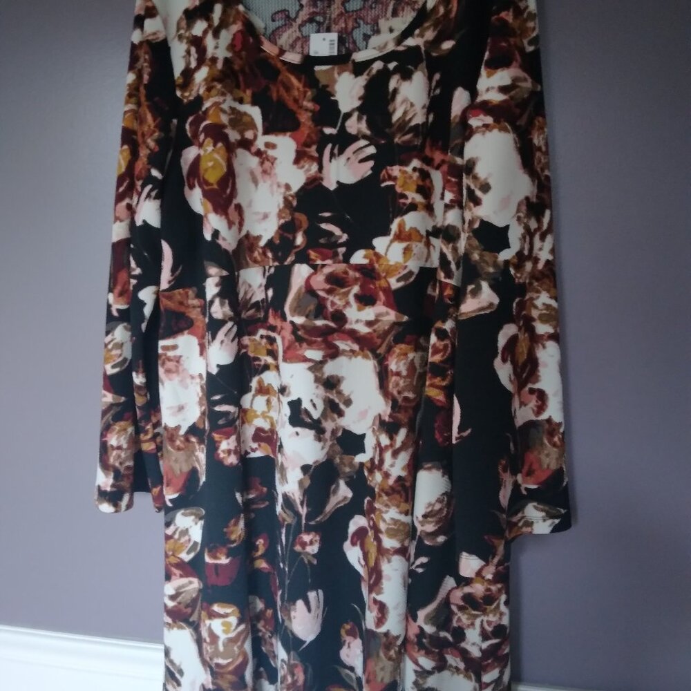 Beautiful flower dress Size: 22/24 By: AVENUE